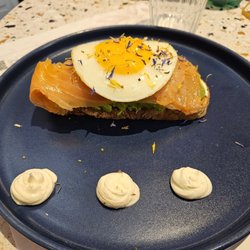 Birdy's Bakery - Avocado toast with smoked salmon