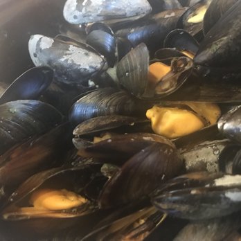 Le Boccalatte - Mussels with cream and white wine... delicious! Comes with a side if fries for 14.50 Euros- very reasonable price for a touristy area - French Near Me - Chamonix Mont Blanc, 74