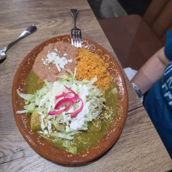 Gaviotas Mexican Restaurant - Enchiladas de Pollo in salsa Verde. - Mexican Near Me - Pico Rivera, California Gaviotas Mexican Restaurant - Enchiladas de Pollo in salsa Verde. - Mexican Near Me - Pico Rivera, California