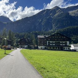Hotel Bernerhof - View of the hotel from the path to Oeschinensee