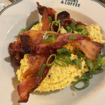 Books & Coffee - Formulae salée. Œufs brouillés avec bacon grillée. Very good. Breakfast isn't really a French restaurant's thing but they did a good jon - Breakfast & Brunch Near Me - Bordeaux, 33