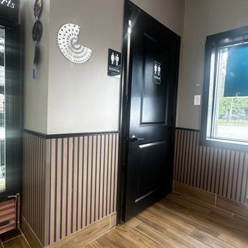 Chick N Zinger - Restroom (unisex) clean and wheelchair accessible - Chicken Shop Near Me - Edison, New Jersey