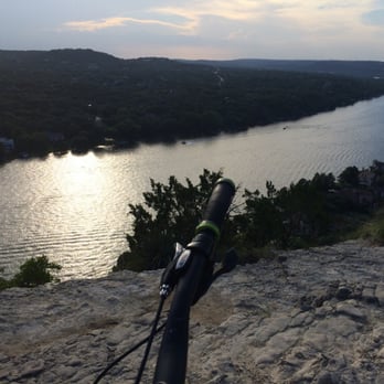 Mount Bonnell - Lower ledge on dirt path - Hiking Near Me - Austin, Texas