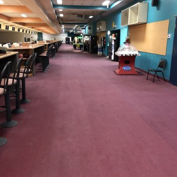 Bowl-O-Drome - ows a restaurant with tables and chairs - Pool Halls Near Me - Pierrefonds, Quebec