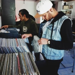 Casa Calypso Record Shop - Dedos Sucios - The tiny LP section