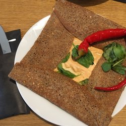 Kafe Pala - Kozí sýr, sušená rajčata a bazalka. Pohanková palačinka.