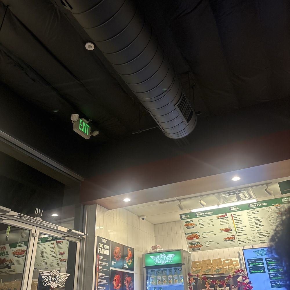 A worker named jatziry called us ugly in Spanish thinking we couldn't understand and our wings barely had sauce A worker named jatziry called us ugly in Spanish thinking we couldn't understand and our wings barely had sauce