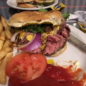 Cruiser's Cafe 66 - Taking a bite from the cow - American Near Me - Williams, Arizona