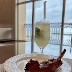 Kempinski Hotel Cancún - Happy Hour BBQ rib offering with a mojito!