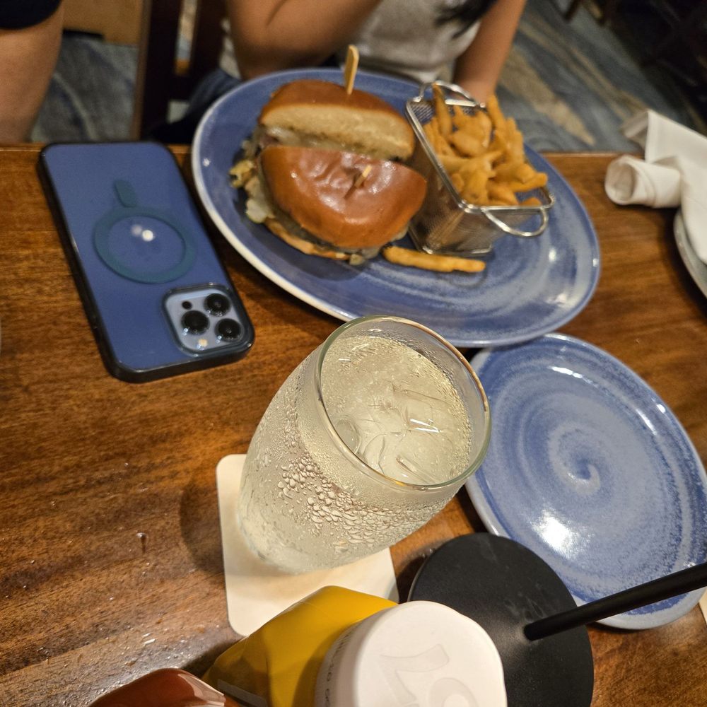 Hula Grill Waikiki - hamburger - Hawaiian Near Me - Honolulu, Hawaii Hula Grill Waikiki - hamburger - Hawaiian Near Me - Honolulu, Hawaii