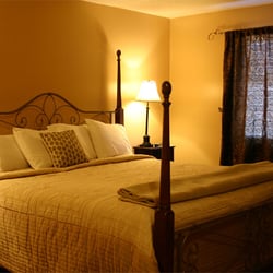 White Horse Inn - Room 304 The Cliffs Room. ...This king sized poster bed is so comfortable with dark woods. Private bath tub & shower (169 sq. ft