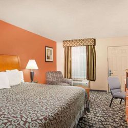 Days Inn by Wyndham Centerville - Guest room