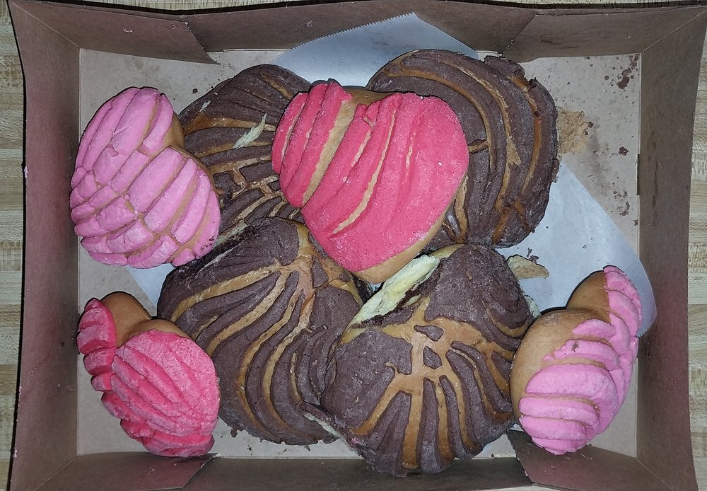 La Central Bakery/Panaderia Logo