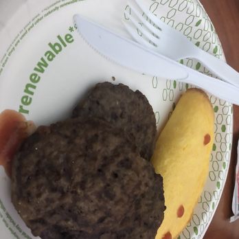 Hampton Inn Santa Rosa - Warm breakfast (extra sausages cane from my mom who didn't want them) 2 came on the plate. - Hotels Near Me - Santa Rosa, New Mexico