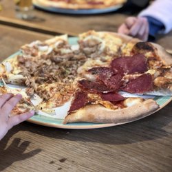 Verdi - Pizza halb Salami, halb Tonno... gut, aber auch wieder recht teuer.