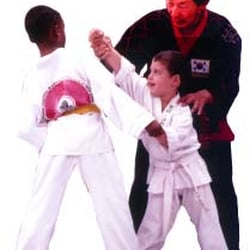 Worthington Taekwondo Martial Arts - Sr. Grand Master Choi with Little Tigers in Martial Arts training