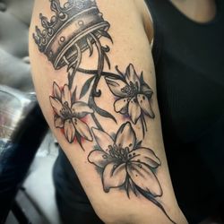 Newest tattoo from Lisa my crown with my favorite tiger Lillys for my kids