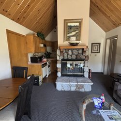 The North Shore Inn - Living room with fireplace