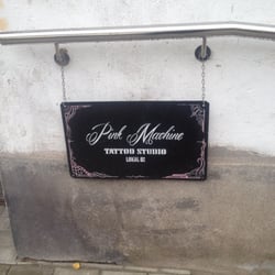 Pink Machine Tattoo - Wejście pierwsza klatka od strony północnej