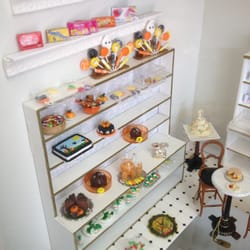 Larrianne's Small Wonders - Candy and pastries
