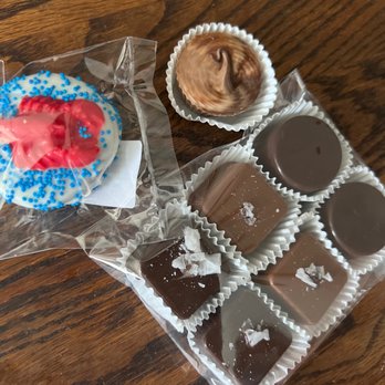 Maine Gourmet Chocolates - Makers mark truffles, milk and dark chocolate sea salt caramels, peanut buttercup and a white chocolate dipped Oreo with a fun lobster - Popcorn Shops Near Me - Auburn, Maine Maine Gourmet Chocolates - Makers mark truffles, milk and dark chocolate sea salt caramels, peanut buttercup and a white chocolate dipped Oreo with a fun lobster - Popcorn Shops Near Me - Auburn, Maine