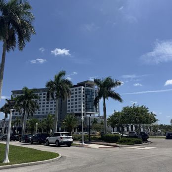 Oxbow Bar & Grill - Luminary hotel - Bars Near Me - Fort Myers, Florida