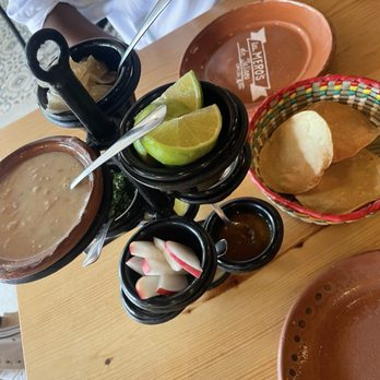 Los Meros de Jalisco Suc. Labná - Commentary chips w condiments - Mexican Near Me - Cancún, ROO