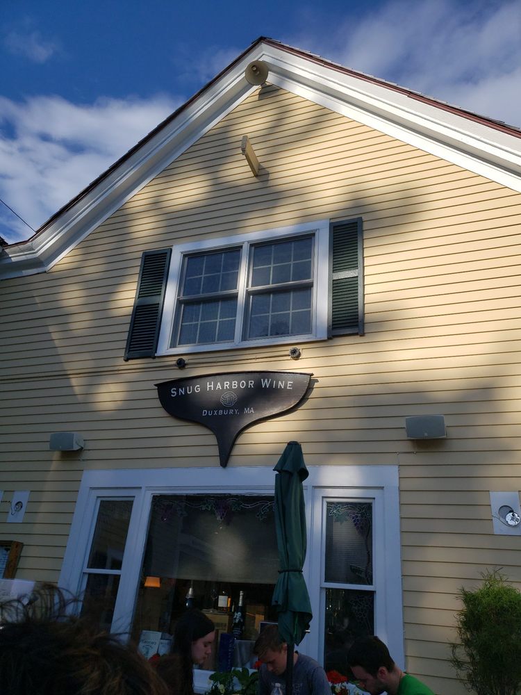 Snug Harbor Wine Logo