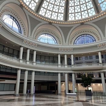 San Francisco Centre - Such beautiful architecture but the mall has no tenants and is so quiet the lights are not even kept on. - Shopping Centers Near Me - San Francisco, California San Francisco Centre - Such beautiful architecture but the mall has no tenants and is so quiet the lights are not even kept on. - Shopping Centers Near Me - San Francisco, California