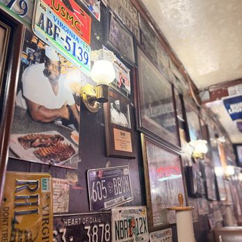 Dreamland BBQ - Indoor decor - Barbeque Near Me - Tuscaloosa, Alabama