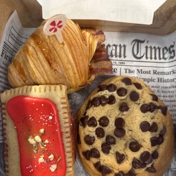 Dropout Bakery & Co - Custom Cakes Near Me - Mobile, Alabama