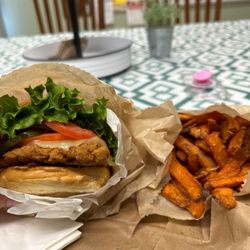 Andies Cafe - Crispy chicken and sweet potato fries! Yum!