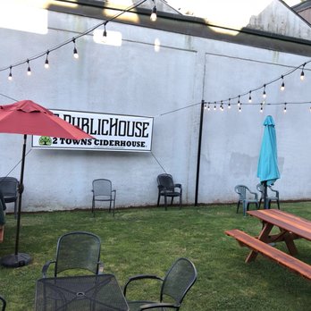 Public House - Outdoor seating area - Food Court Near Me - Springfield, Oregon Public House - Outdoor seating area - Food Court Near Me - Springfield, Oregon