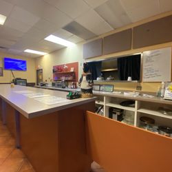 Mo P's - Empty but people have been coming in steadily since we been here.