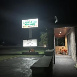 Lake Aire Supper Club - We noticed they turned off the "Immediate Seating sign when we left