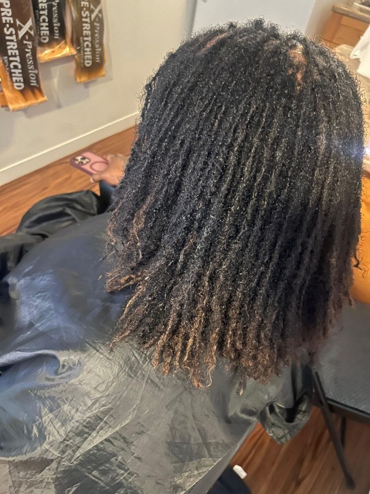 Nini African Hair Braiding Logo