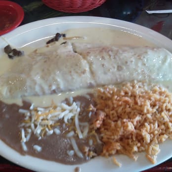 El Gallo Giro - Steak quesadilla. A lot of cheese and then more cheese. Awesome steak. Cold rice and beans - Mexican Near Me - Memphis, Tennessee