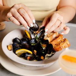 Happy Hour Moules Mariniere