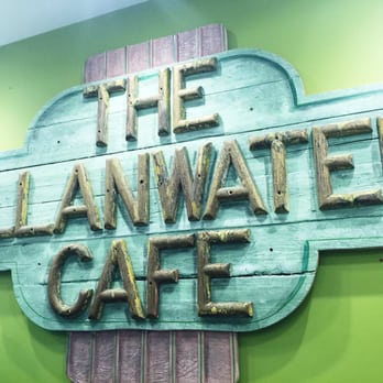 Allan Water Cafe - 百年老字号~听说是女王也来过的店~店里挤满了很多本地人，所以好不好吃，看买的都是什么人就知道了~ - Fast Food Near Me - Stirling, STG