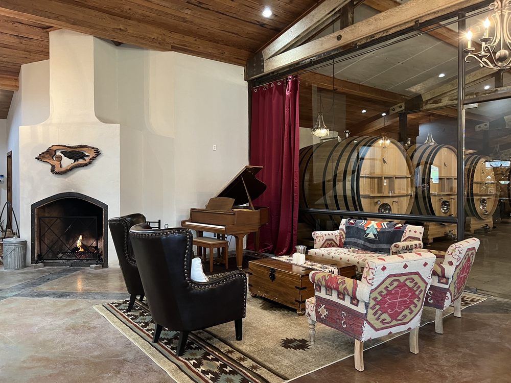 Dancing Crow Vineyards Logo