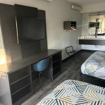 Motel 6 - Sleeping room - Hotels Near Me - Nashua, New Hampshire