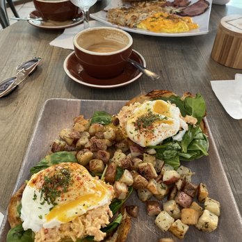Kaffe Haus - Eggs benedict, spicy crab, spinach, on a croissant - Breakfast & Brunch Near Me - San Juan, Puerto Rico Kaffe Haus - Eggs benedict, spicy crab, spinach, on a croissant - Breakfast & Brunch Near Me - San Juan, Puerto Rico