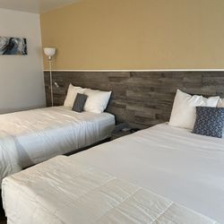 Buckley Inn - Double-sized beds, with comfortable mattress and fluffy pillows.