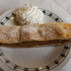 Ristorante Kalterer Weinstube - Apfelstrudel mit Rahm