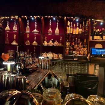 Tanner Smiths - The bar corner behind the bookshelf - ambiance is a vibe - Cocktail Bars Near Me - New York, New York