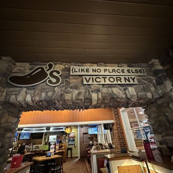 Chili's - the entrance to the restaurant - American Near Me - Victor, New York
