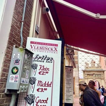 Vleminckx Fries - The window to order your fries -- 3 sizes - Friterie Near Me - Amsterdam, New Hampshire