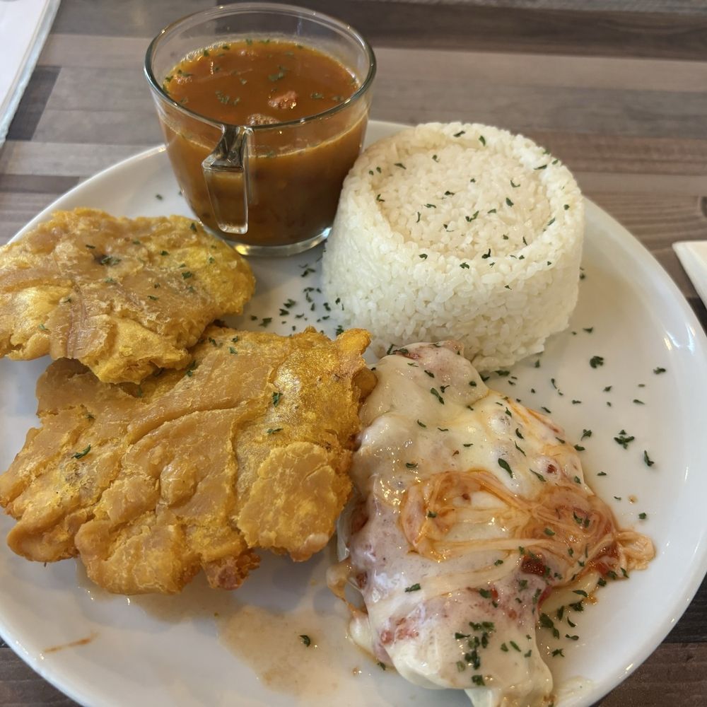 Al Pan Pan Bread & Bistro - Pechuga a la milanesa, arroz blanco con habichuelas y tostones. - Breakfast & Brunch Near Me - Dorado, Puerto Rico