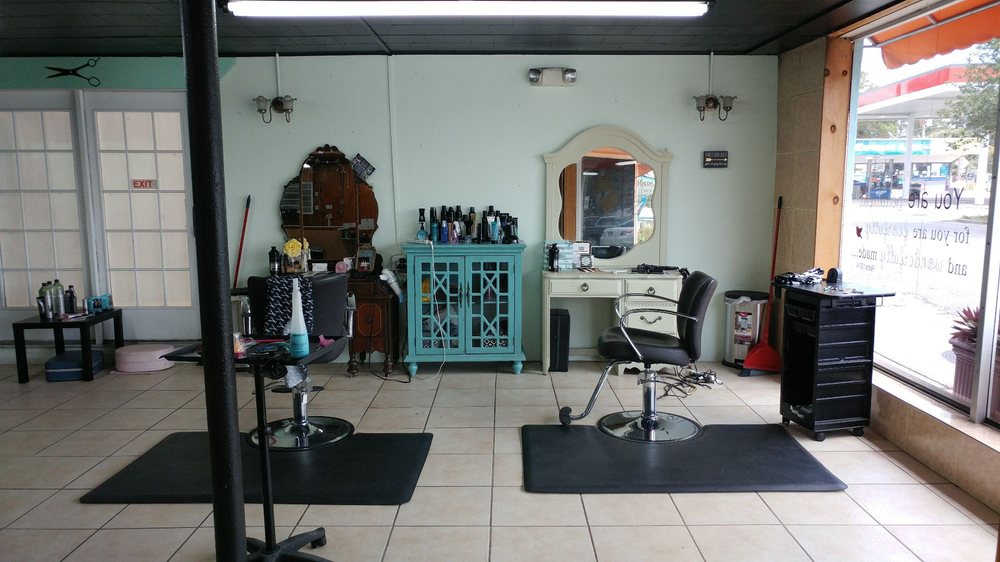 HairSpray Salon Logo