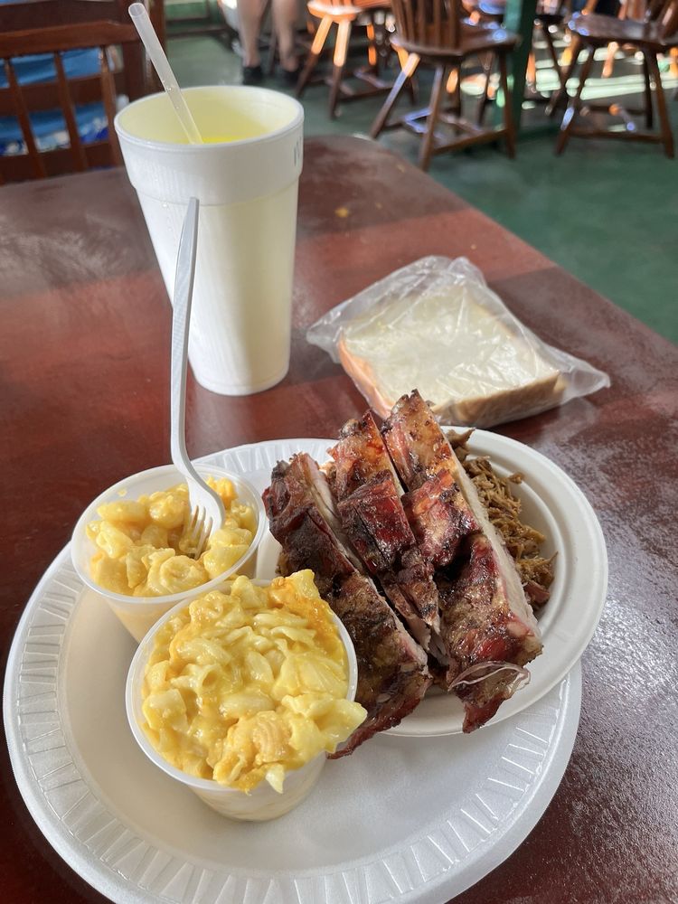 Food from Peebles Bar B Que